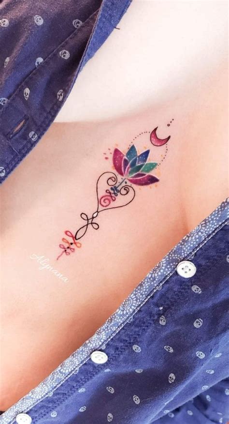 Tatuajes entre medio del pecho